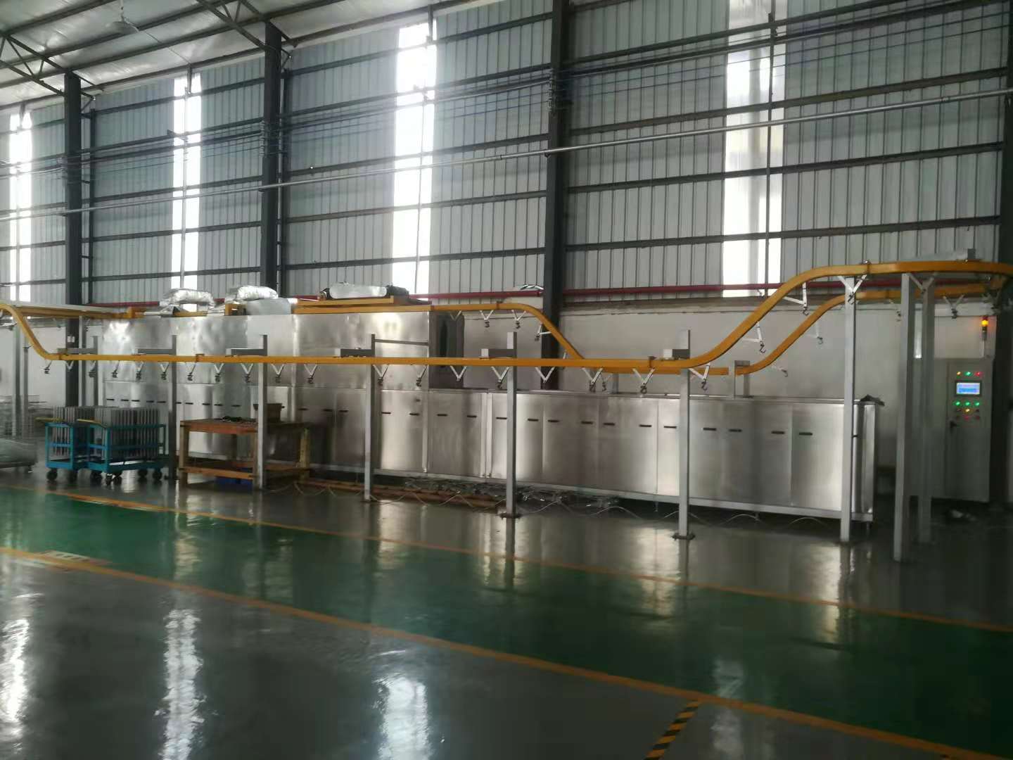 懸掛式超聲波清洗烘干機(jī)(圖4) 懸掛式超聲波清洗烘干機(jī)(圖4)